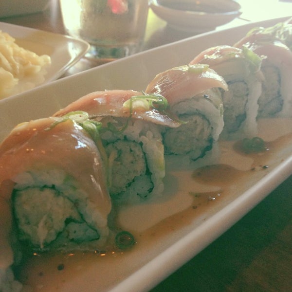 Foto tomada en California Roll &amp; Sushi Fish  por Morgan B. el 5/22/2013