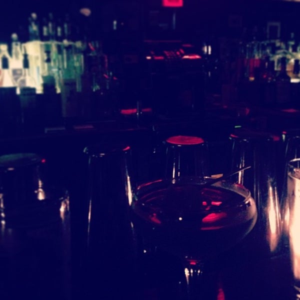 12/1/2013에 Aracely A.님이 Weegee&#39;s Lounge에서 찍은 사진