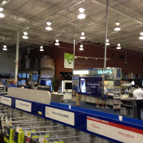 Best Buy Saint Petersburg'da Elektronik Mağazası