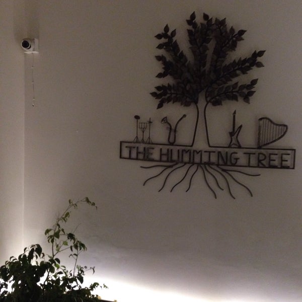 Foto tomada en The Humming Tree - Music Venue and Bar  por Matthew A. el 7/31/2015