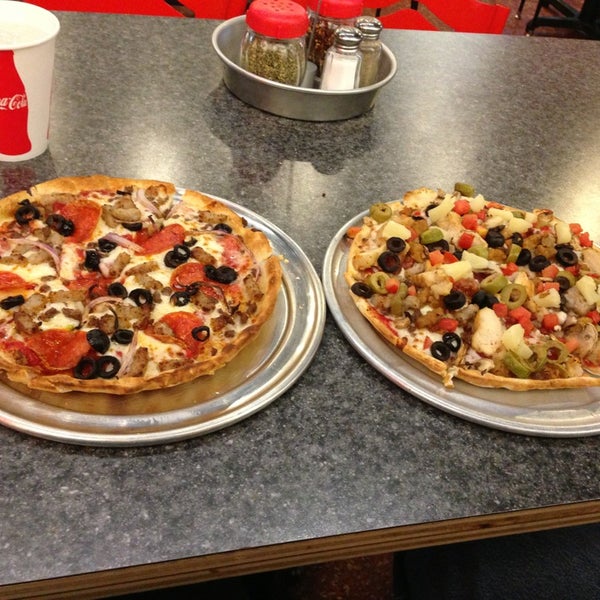 Foto scattata a Pie Five Pizza da Mollie L. il 12/22/2012