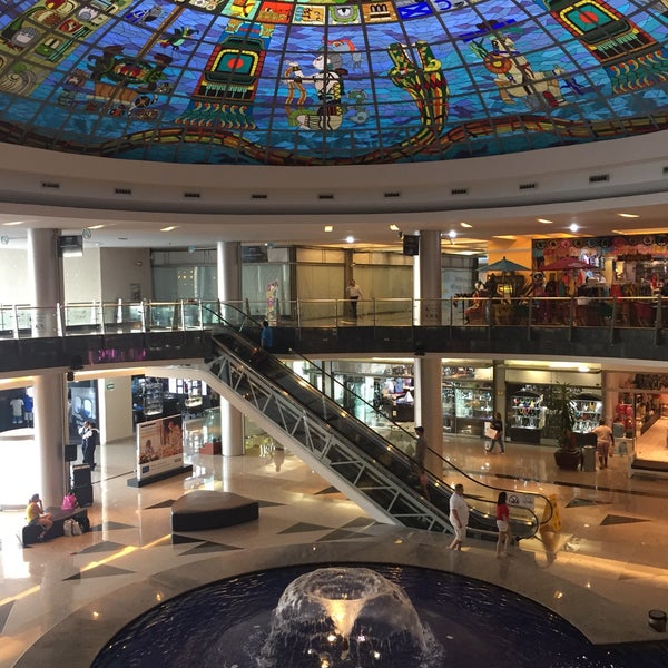 5/9/2017 tarihinde Nina M.ziyaretçi tarafından Kukulcán Plaza'de çekilen fotoğraf