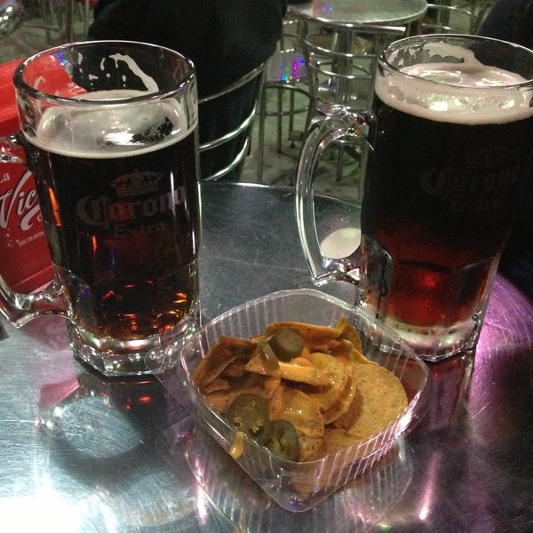 El servicio es bueno, el paquete de 2 cervezas de litro del asco las cervezas saben mal y los nachos son escasos, que bajo han caído. La gente deja mucho que decir... Preferible ir al hijo del Cuervo!