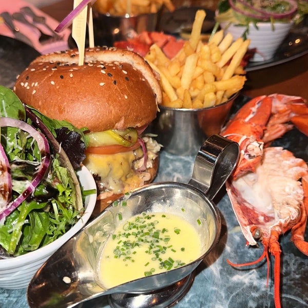 Photo taken at Burger &amp; Lobster by Saud.Gh ♌. on 12/10/2023
