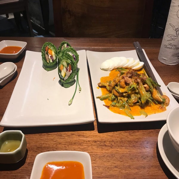 Das Foto wurde bei Hum Vegetarian, Lounge &amp; Restaurant von Vincent L. am 7/6/2019 aufgenommen