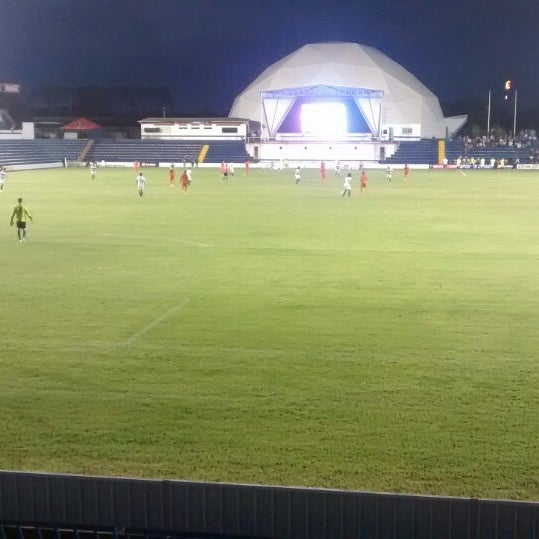 Foto diambil di Estadio Altamira oleh Miza U. pada 10/19/2014