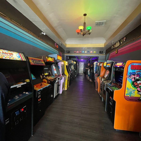 Foto diambil di Quarterworld Arcade oleh Paula S. pada 8/7/2022