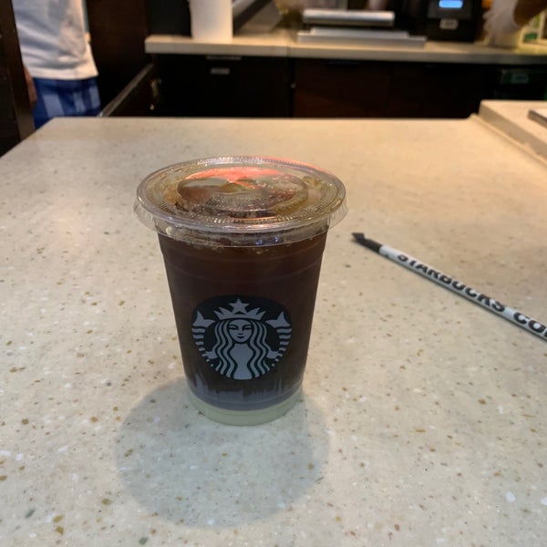 Das Foto wurde bei Starbucks von AlHANOUF am 7/4/2020 aufgenommen