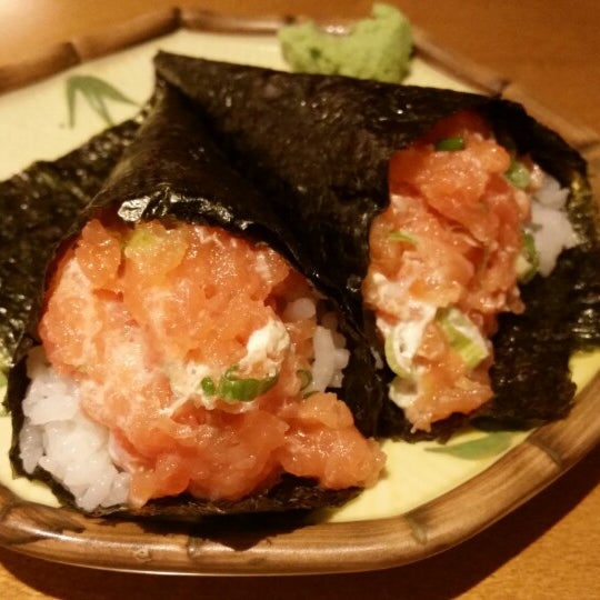 Photo taken at Itoshii sushi by Alice Midori T. on 9/25/2014
