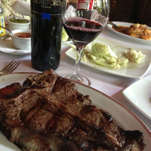 Photo taken at Lee Hamilton Steak House by Jose Rafael B. on 9/7/2013