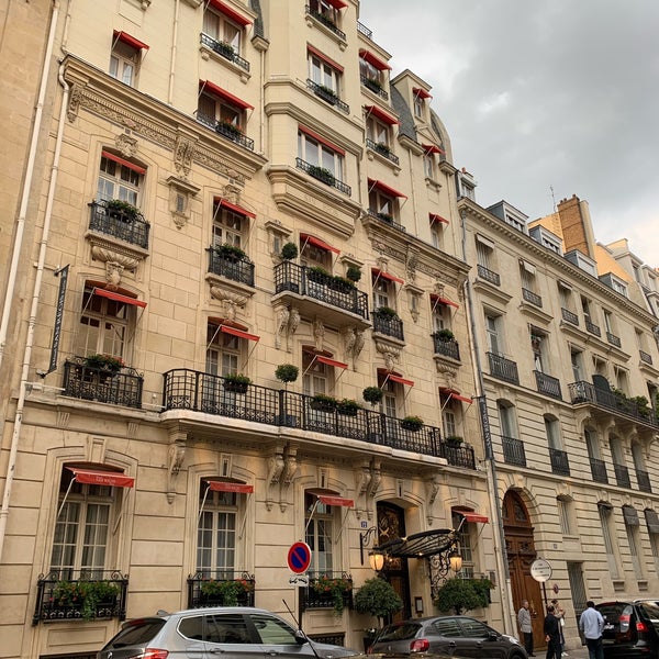 รูปภาพถ่ายที่ Hôtel San Régis โดย Jose Rafael B. เมื่อ 5/12/2019