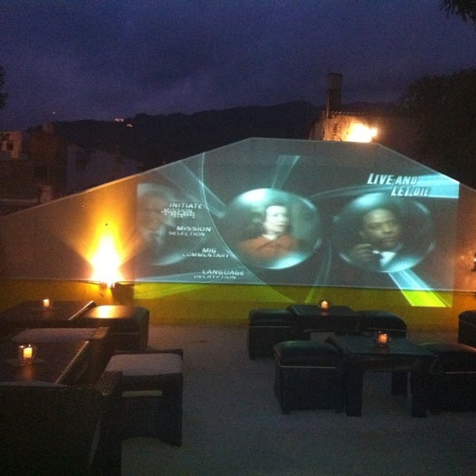 รูปภาพถ่ายที่ Twisted Palms Rooftop Lounge โดย Beatriz Z. เมื่อ 10/19/2011
