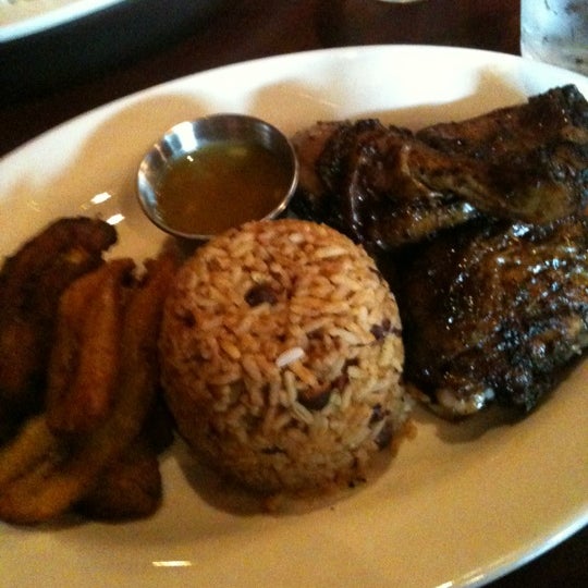 Foto scattata a MangoSeed Restaurant da Eddie O. il 7/6/2012