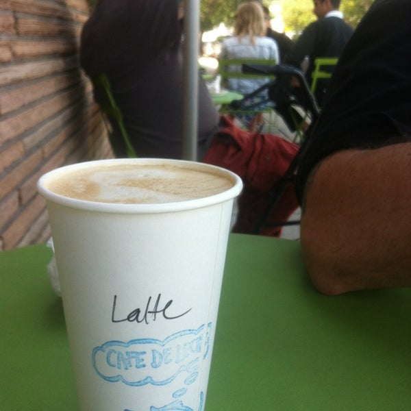 Das Foto wurde bei Cafe de Leche von Kitty M. am 7/28/2013 aufgenommen