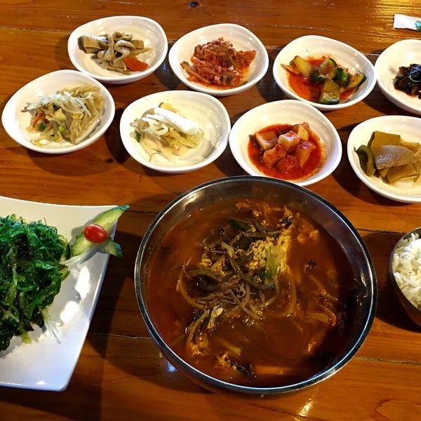 Foto scattata a Beewon Korean Cuisine da Ken C. il 2/10/2016