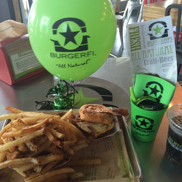 Foto diambil di BurgerFi oleh Ken C. pada 8/6/2014