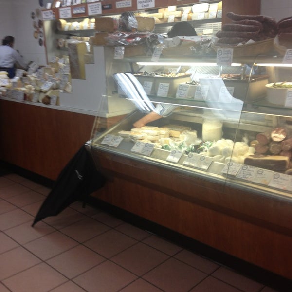 รูปภาพถ่ายที่ Ideal Cheese Shop โดย Nataly A. เมื่อ 2/23/2013