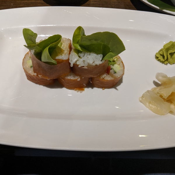 Foto scattata a Blue Sushi Sake Grill da Sonum C. il 9/22/2019