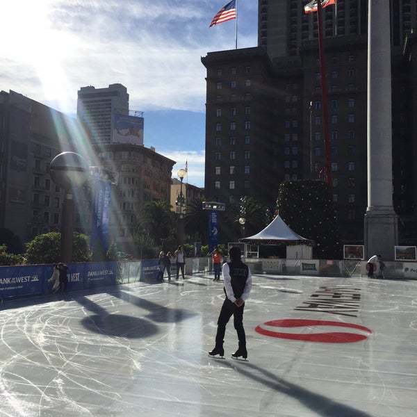 Снимок сделан в Union Square Ice Skating Rink пользователем Gaelen G. 11/4/2015