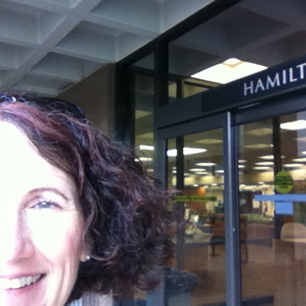 5/24/2013 tarihinde Karen W.ziyaretçi tarafından Hamilton Library'de çekilen fotoğraf