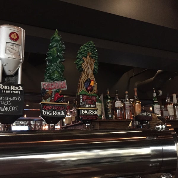 Foto scattata a Big Rock Urban Brewery &amp; Eatery da Rob V. il 7/1/2015