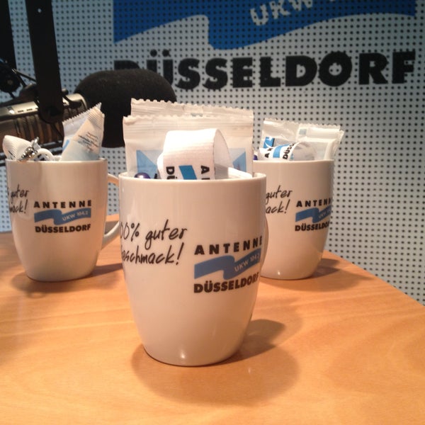 Wenn Du das erste Mal bei uns im Sender zu Gast bist, haben wir eine Antenne Düsseldorf Tasse für Dich reserviert. Einfach am Empfang nachfragen und Checkin vorzeigen.