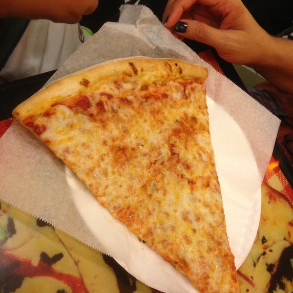 Foto scattata a Pizza Girls WPB da Michael M. il 8/10/2013