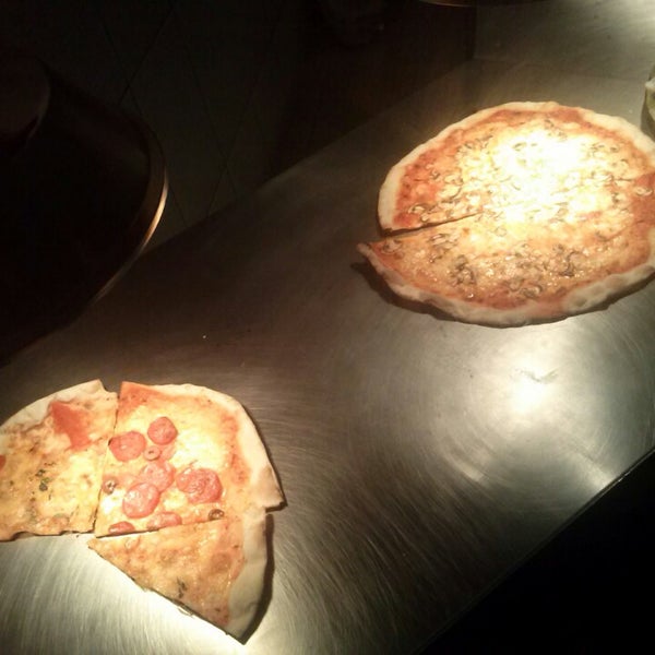 รูปภาพถ่ายที่ Pizza โดย Yuri M. เมื่อ 6/5/2013