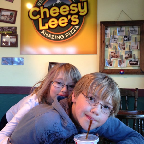 Das Foto wurde bei Cheesy Lee&#39;s Amazing Pizza von Warren P. am 4/13/2013 aufgenommen