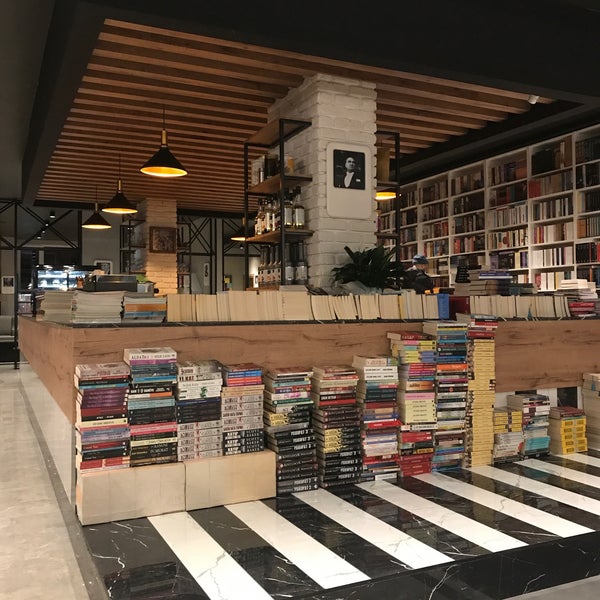 Foto tomada en Eflatun Kitap &amp; Kafe  por İrfan ş. el 6/2/2020