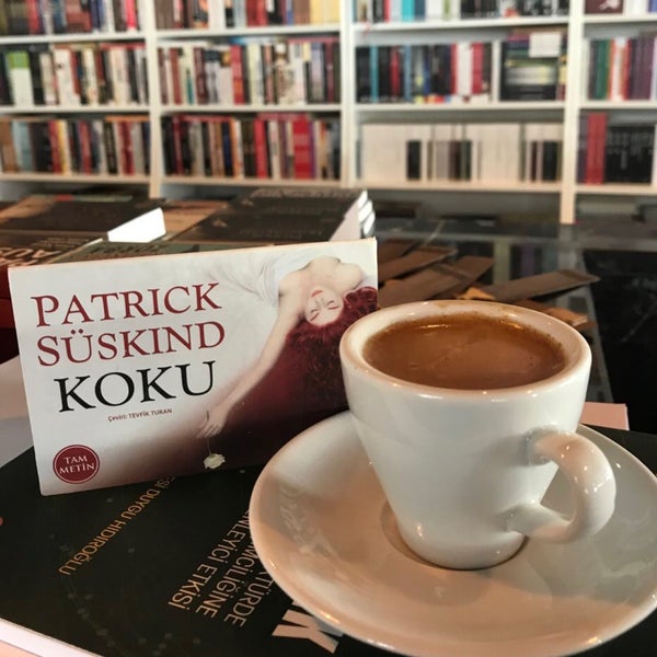 Photo prise au Eflatun Kitap &amp; Kafe par İrfan ş. le7/31/2020