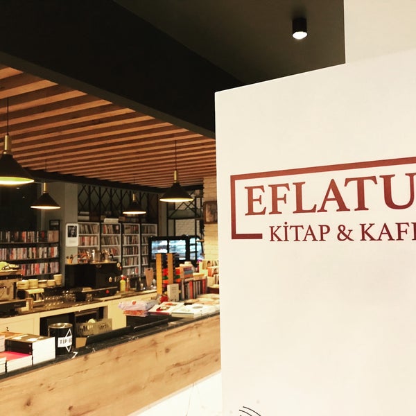 รูปภาพถ่ายที่ Eflatun Kitap &amp; Kafe โดย İrfan ş. เมื่อ 11/16/2020