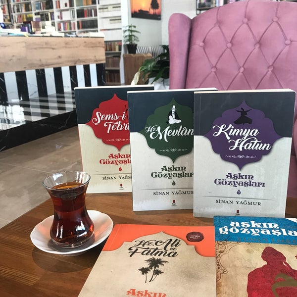 รูปภาพถ่ายที่ Eflatun Kitap &amp; Kafe โดย İrfan ş. เมื่อ 4/13/2020