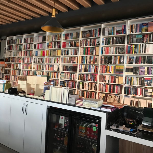 Photo prise au Eflatun Kitap &amp; Kafe par İrfan ş. le5/30/2020