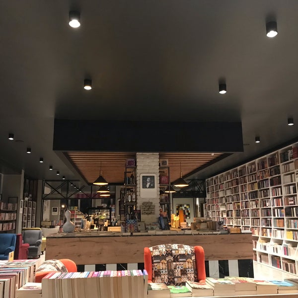 Foto tomada en Eflatun Kitap &amp; Kafe  por İrfan ş. el 12/16/2020