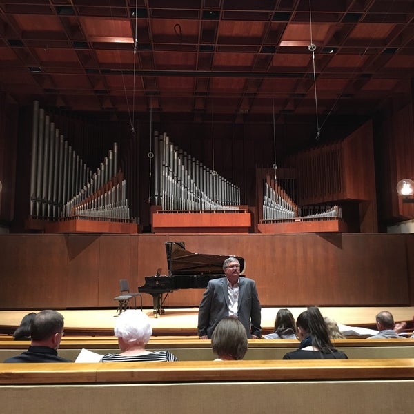 Foto tomada en Paul Recital Hall at Juilliard  por Bethany C. el 4/3/2017