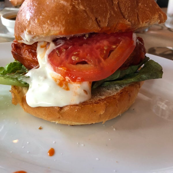 Foto diambil di 5 Napkin Burger oleh Bethany C. pada 8/18/2018