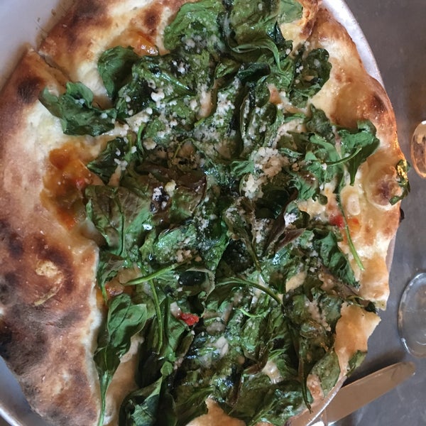 4/22/2018 tarihinde Bethany C.ziyaretçi tarafından Pizzeria Sirenetta'de çekilen fotoğraf