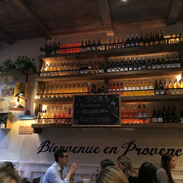 Снимок сделан в St Tropez Restaurant &amp; Wine Bar пользователем Bethany C. 4/23/2019