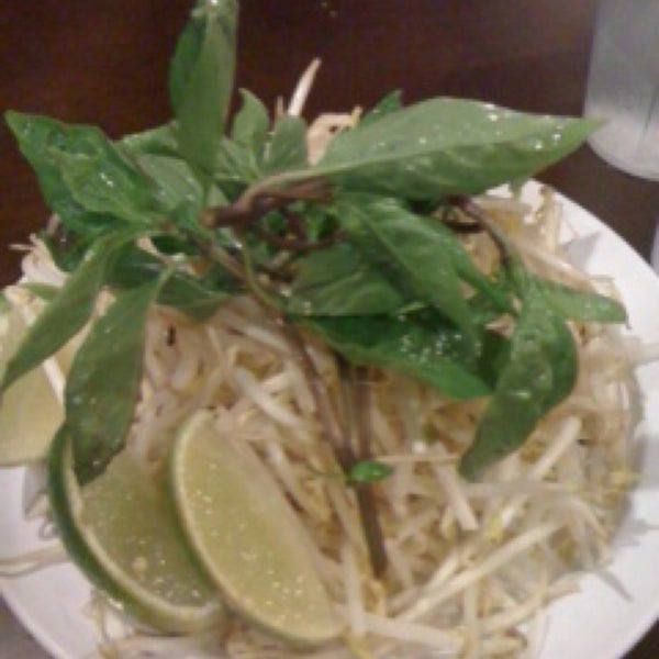 Снимок сделан в Blue Lotus Vietnamese Cuisine пользователем Swtsxy B. 4/17/2013