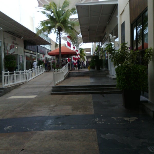 Es la plaza más agradable de Cancún (y tiene el mejor Starbucks)