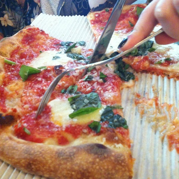 Foto tirada no(a) Howie&#39;s Artisan Pizza por Nikki N. em 3/30/2013