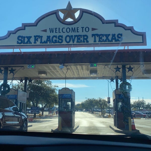 Foto diambil di Six Flags Over Texas oleh ABDULRAHMAN ➿. pada 12/21/2021