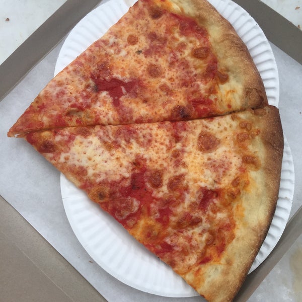 Снимок сделан в Joe&#39;s Pizza пользователем Melanie M. 5/23/2015