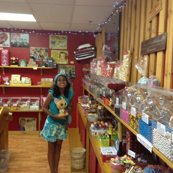 6/16/2013 tarihinde Trish V.ziyaretçi tarafından Old Town Candy &amp; Toys'de çekilen fotoğraf
