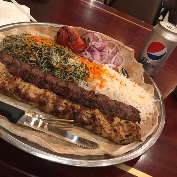 รูปภาพถ่ายที่ Kabobi - Persian and Mediterranean Grill โดย Abdul 🏹 เมื่อ 8/12/2019
