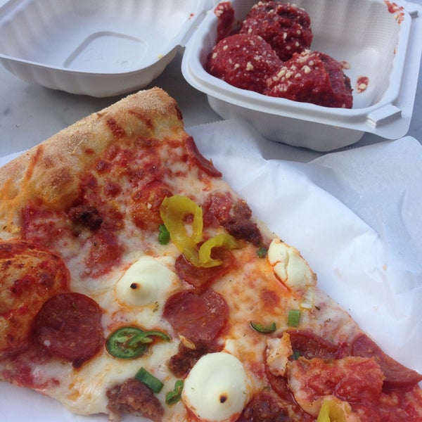 Foto tomada en Tony&#39;s Coal-Fired Pizza &amp; Slice House  por Annie W. el 11/8/2014