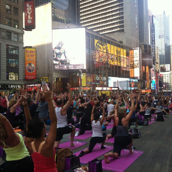 รูปภาพถ่ายที่ Solstice In Times Square โดย Songhee S. เมื่อ 6/21/2013