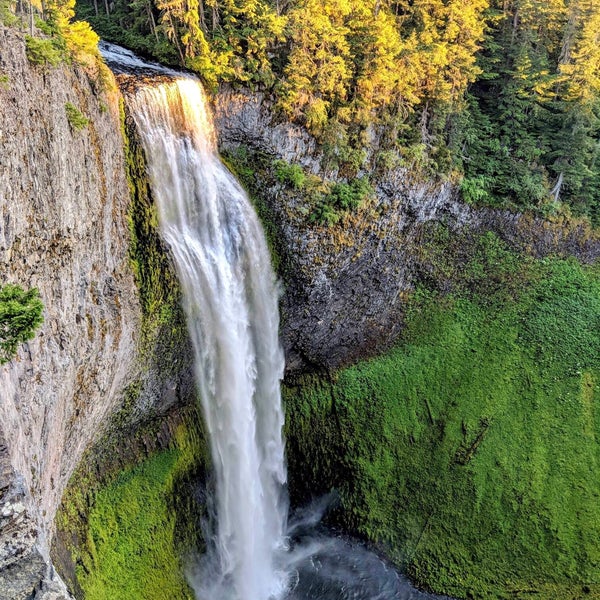 Foto diambil di Salt Creek Falls oleh Lucyan pada 11/10/2019.