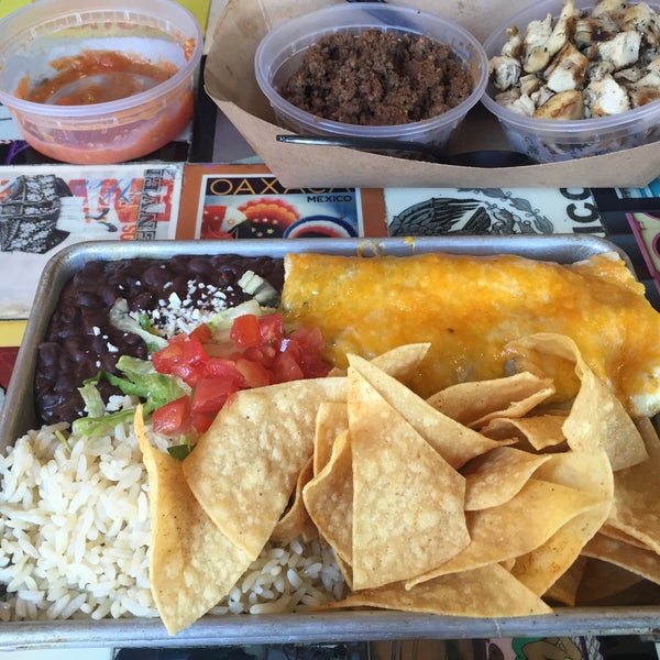 Foto scattata a Picante! Fresh Mexican Grill da Tasha A. il 9/6/2015